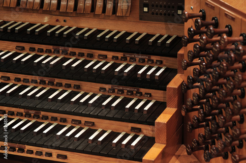 pipe organ keyboard