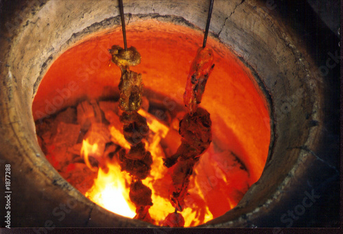 Fleisch am Spieß im Tandoor-Ofen mit heißer, glühender Holzkohle grillen