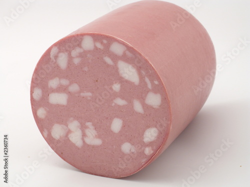 ein laib mortadella brühwurst auf weißem hintergrund