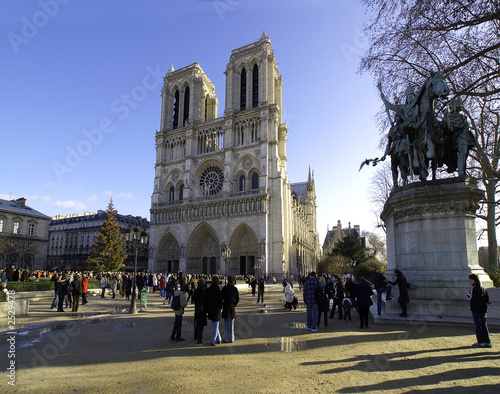 notre dame de paris seitlich