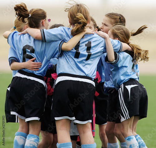 girls soccer huddle