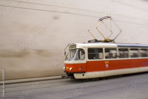 rote tram von rechts
