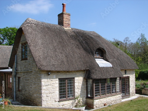 thatched roof cottage in dorset