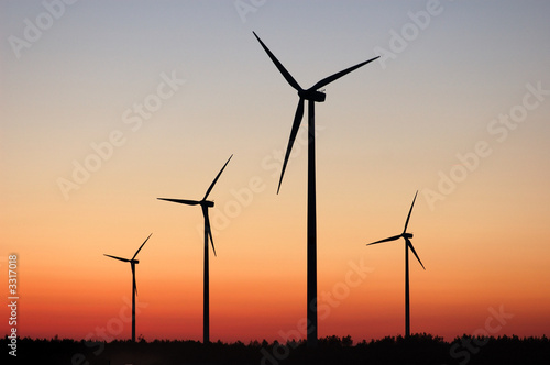 windräder im sonnenuntergang