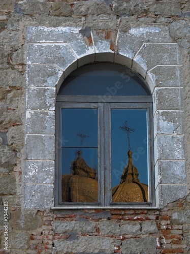 cupola riflessa in una finestra