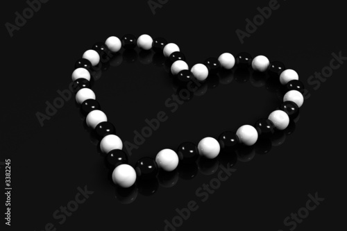 collier coeur perles noir et blanc sur fond noir
