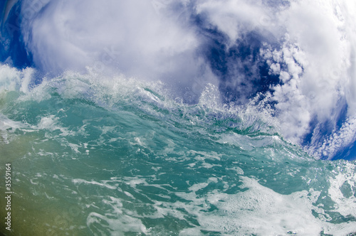 giant breaking wave in hawaii