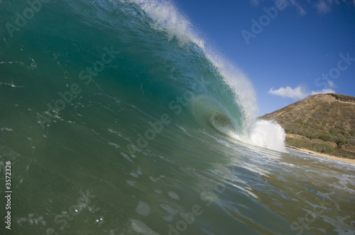 giant hollow breaking wave in hawaii