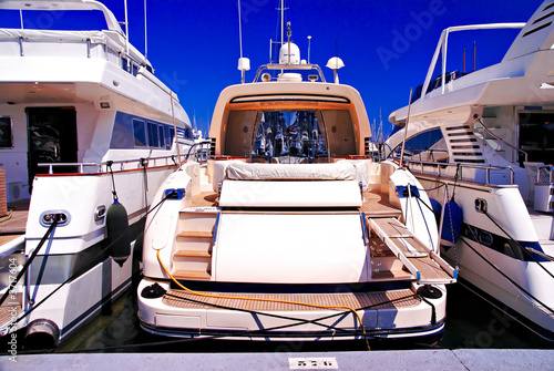 Un luxueux bateau sur la Côte d'Azur.