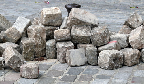 Tas de pavés sur un quai, Paris