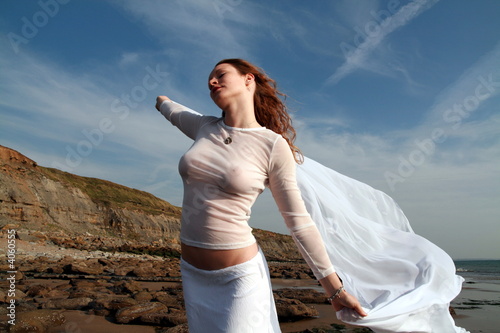 femme bord de mer