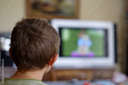 enfant qui regarde la télé