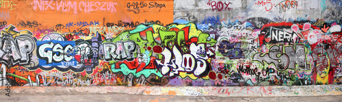 ściana z graffiti
