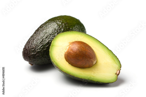 ganze und halbe avocado isoliert auf weiss