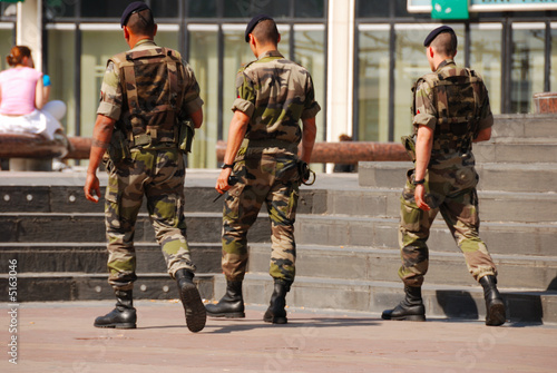 Patrouille militaire à la défense