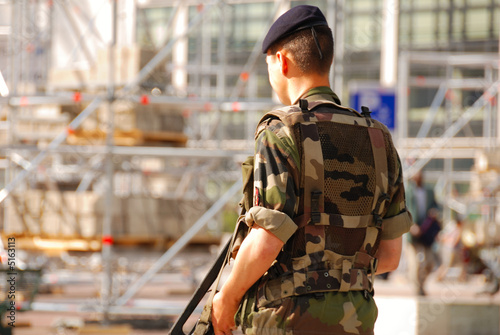 Patrouille militaire à la défense