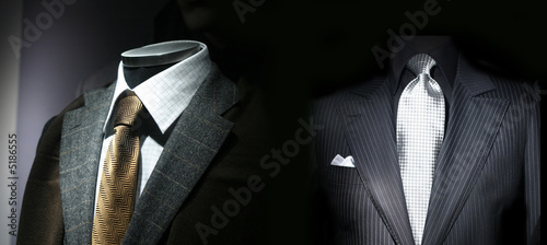 Veste, cravate et costume masculin dans une boutique