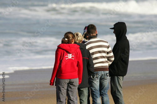 groupe de jeunes gens au bord de l'eau