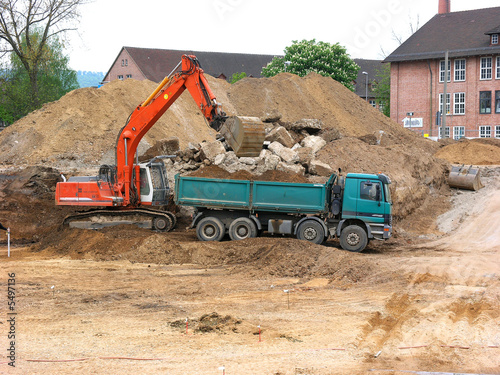 Bagger und Lastwagen