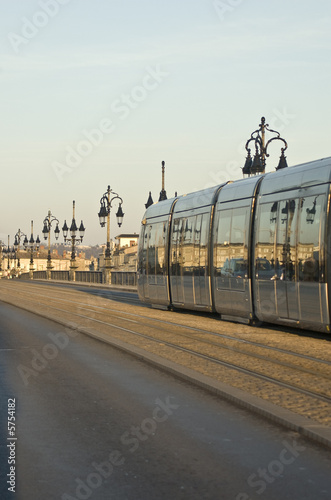 tramway sur pont de pierre