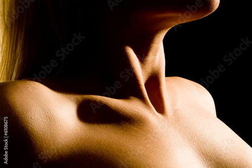 Brust und Hals von blonder Frau