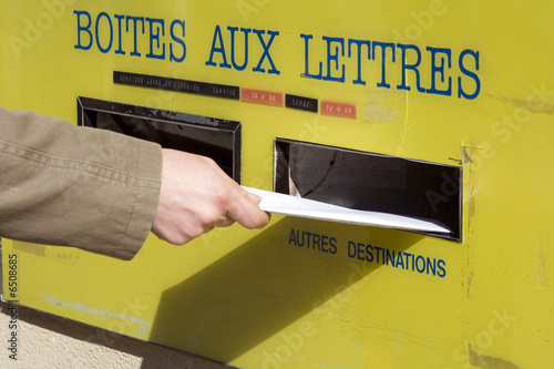 Main postant une lettre