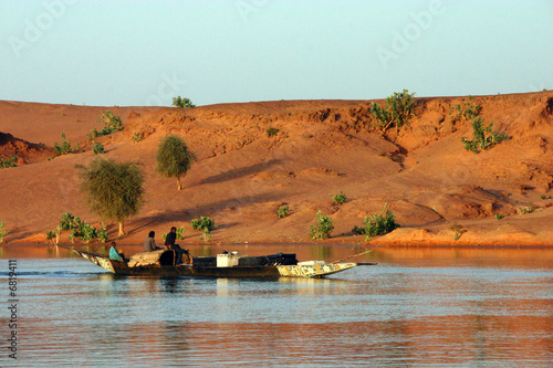 Pinasse sur le niger