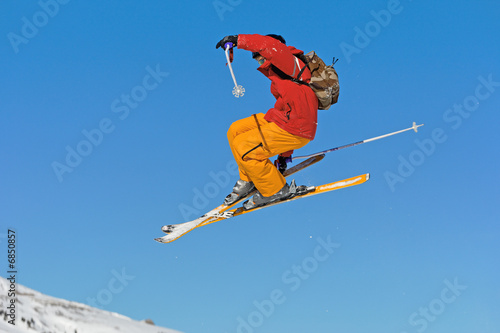 Skier sur ciel bleu