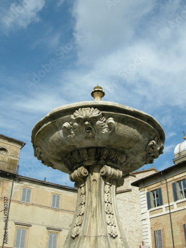 Brunnen auf der Piazza in Cagli - Italien 