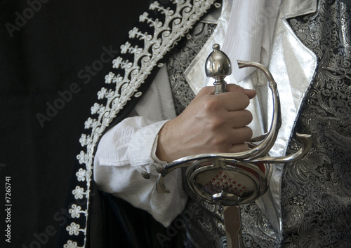 Hand eines edlen Ritters mit Rapierschwert - Querformat