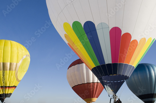 Bunte Heißluftballons steigen in den blauen Himmel