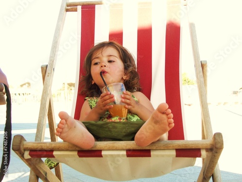 enfant dans une chaise longue