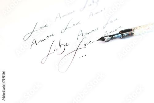 Kalligraphie Schreibfeder mit Text Liebe