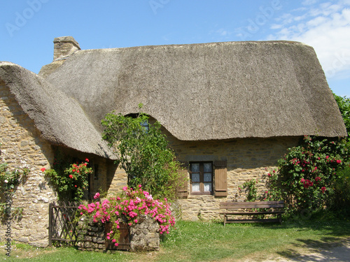 Maison avec toit de chaume à Kerhinet en Bretagne