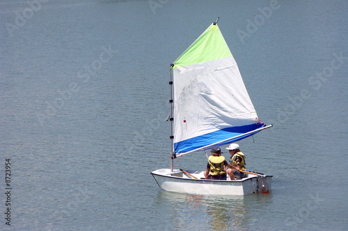 des enfants à bord d'un optimist