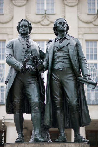 Goethe und Schiller als Denkmal vor dem Nationaltheater.