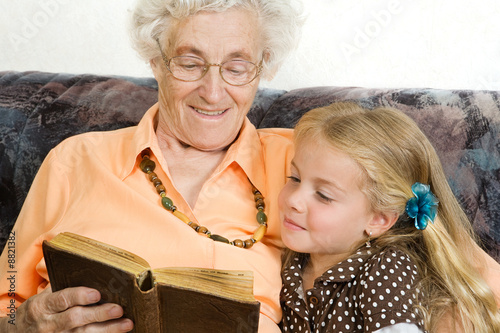 uroma und urenkel sehen zusammen ein buch an