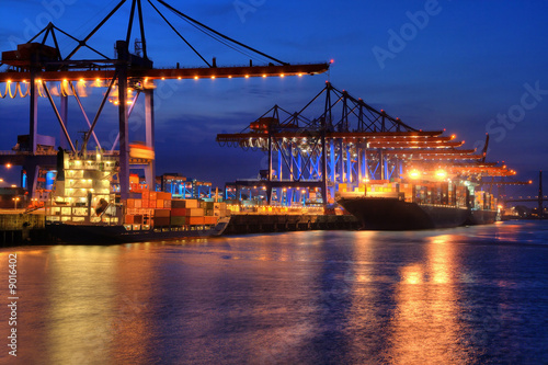 Containerschiffe nachts im hafen