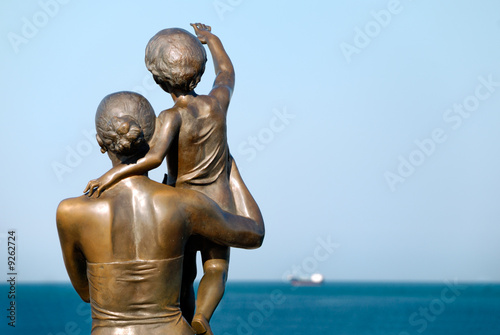 Sculpture of a family seeing off the ship