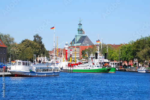 Emder Delft mit Ausflug- und Zollbooten