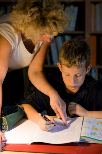 Jeune garçon faisant ses devoirs avec sa mère