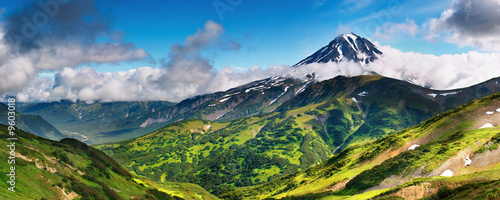 Panorama górska z wygasłym wulkanem