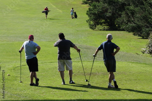 trois golfeurs qui attendent