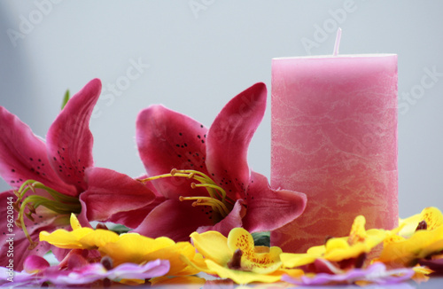 candela rosa con fiori rosa e gialli