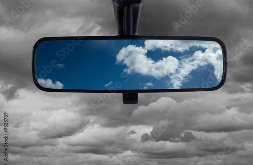 retroviseur gris avenir vie ciel nuage vision pessimiste reflet