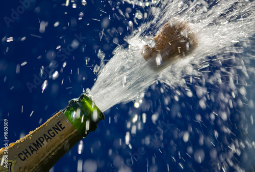 Knallender Korken einer geöffnete Champagner Flasche