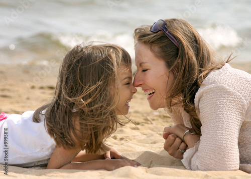 câlin entre mère et fille sur la plage