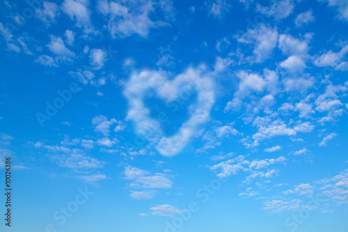 blauer Himmel mit herzförmiger Wolke