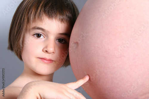 gravidanza - bambina che indica pancia