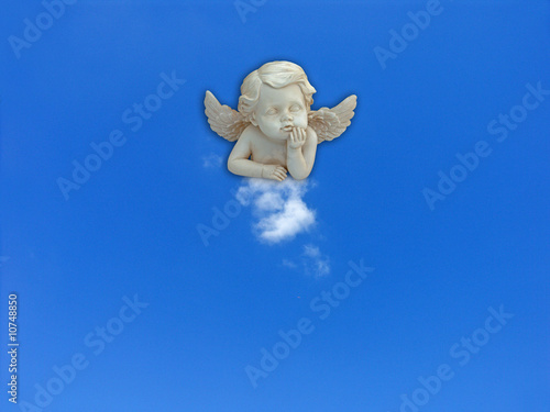 un petit ange sur son petit nuage